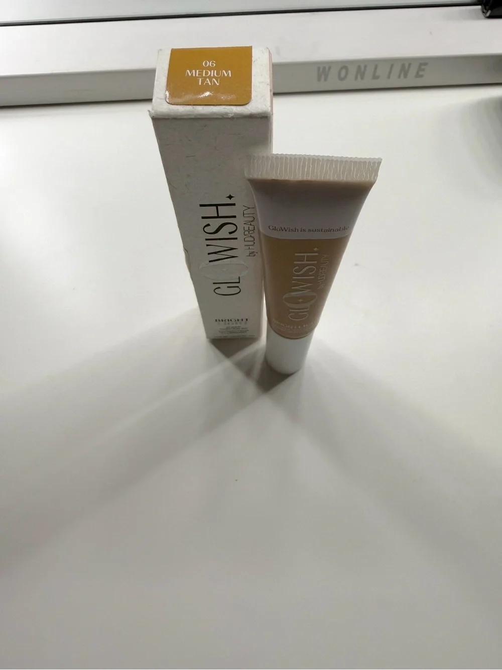HUDA Beauty Glowish Bright Light Medium Tan Hydrating Sheer Concealer